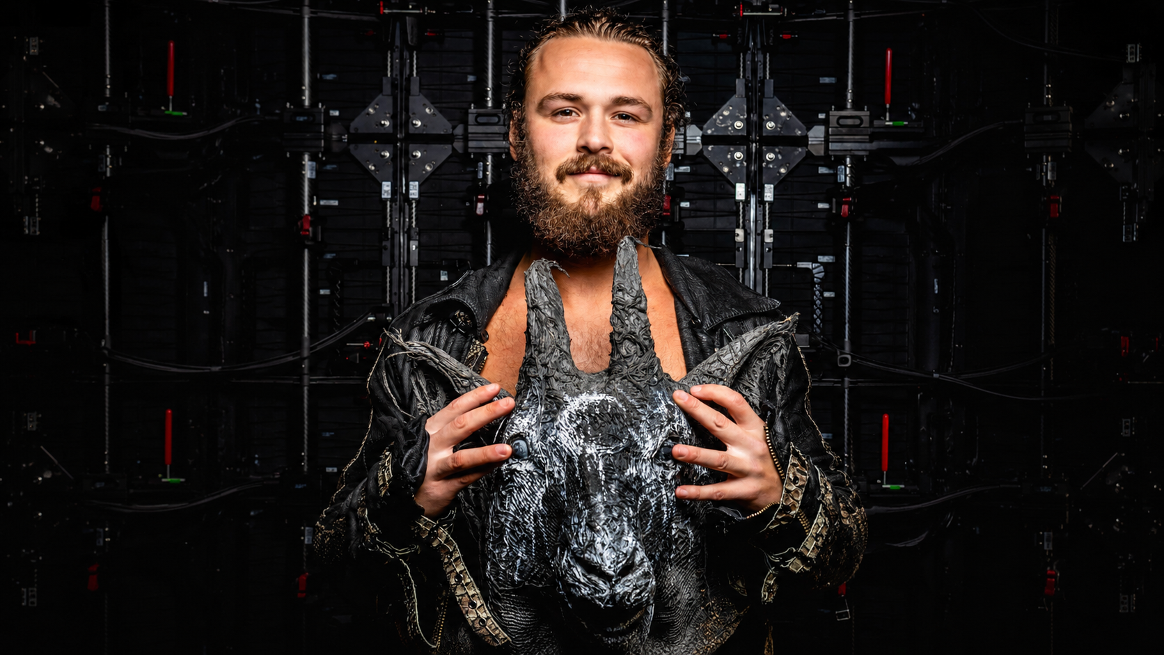 Jack Perry sostiene una cabeza de cabra durante una sesión promocional de su personaje The Scapegoat en AEW.