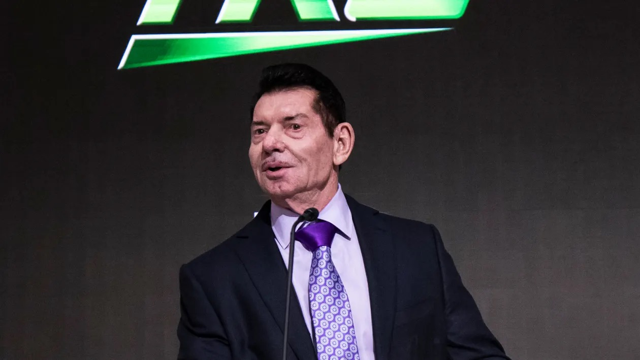 Vince McMahon durante una presentación pública mientras continúan los procedimientos legales relacionados con la demanda de Janel Grant.