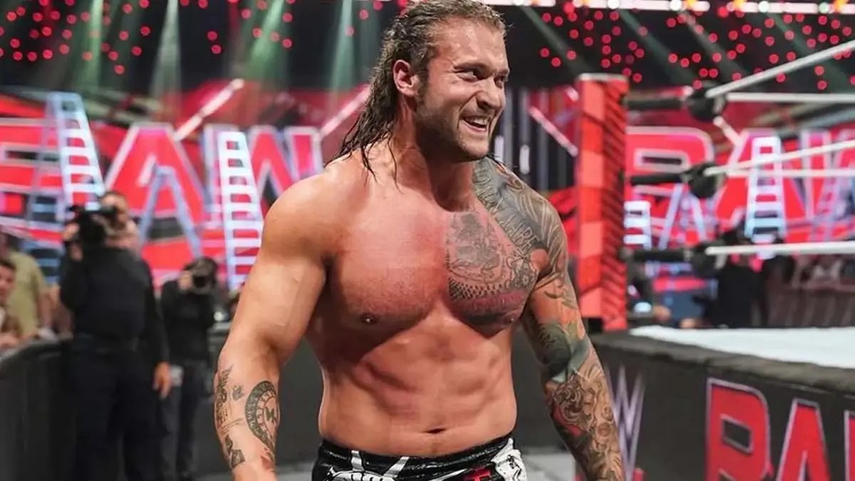 Killer Kross sonríe junto al ring durante una edición de WWE RAW.