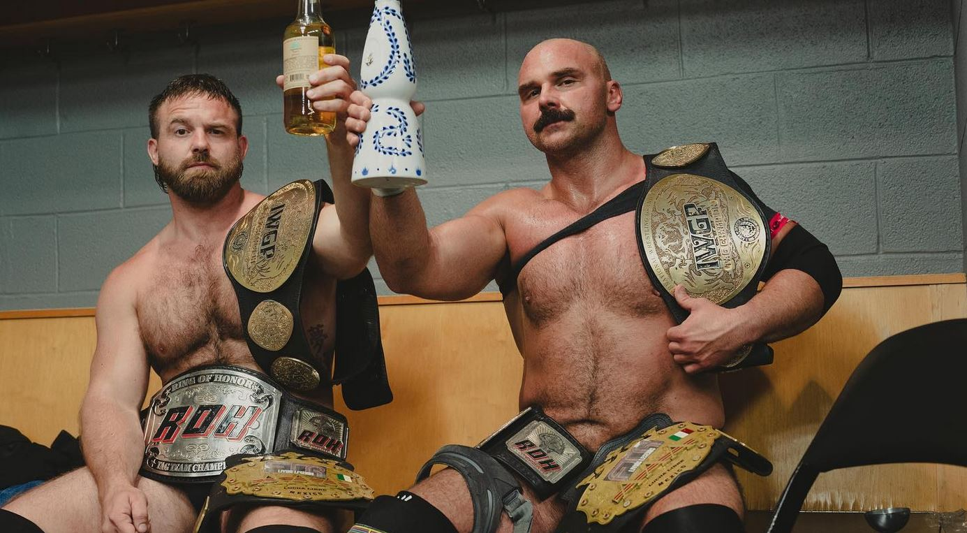 FTR, integrado por Dax Harwood y Cash Wheeler, posa en un vestidor con varios campeonatos en parejas.