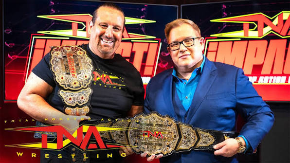 Tommy Dreamer sostiene el Campeonato Digital Media de TNA junto a Matthew Rehwoldt durante la presentación del nuevo diseño del título.