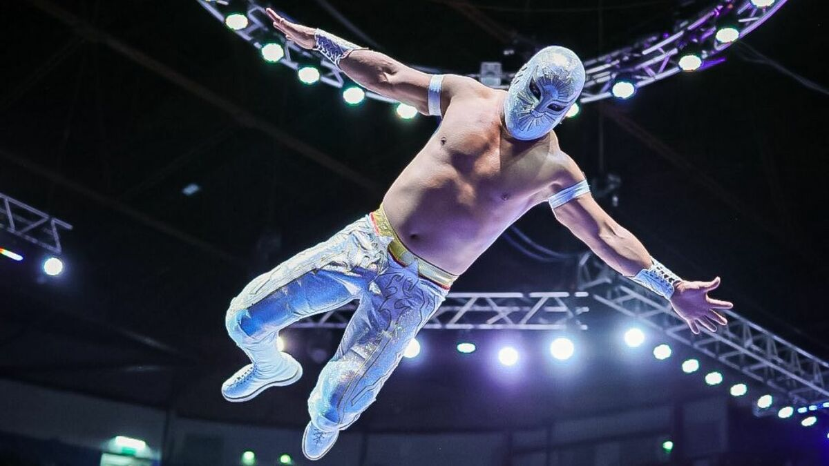 Místico realiza un movimiento aéreo durante una lucha del CMLL ante la afición mexicana.