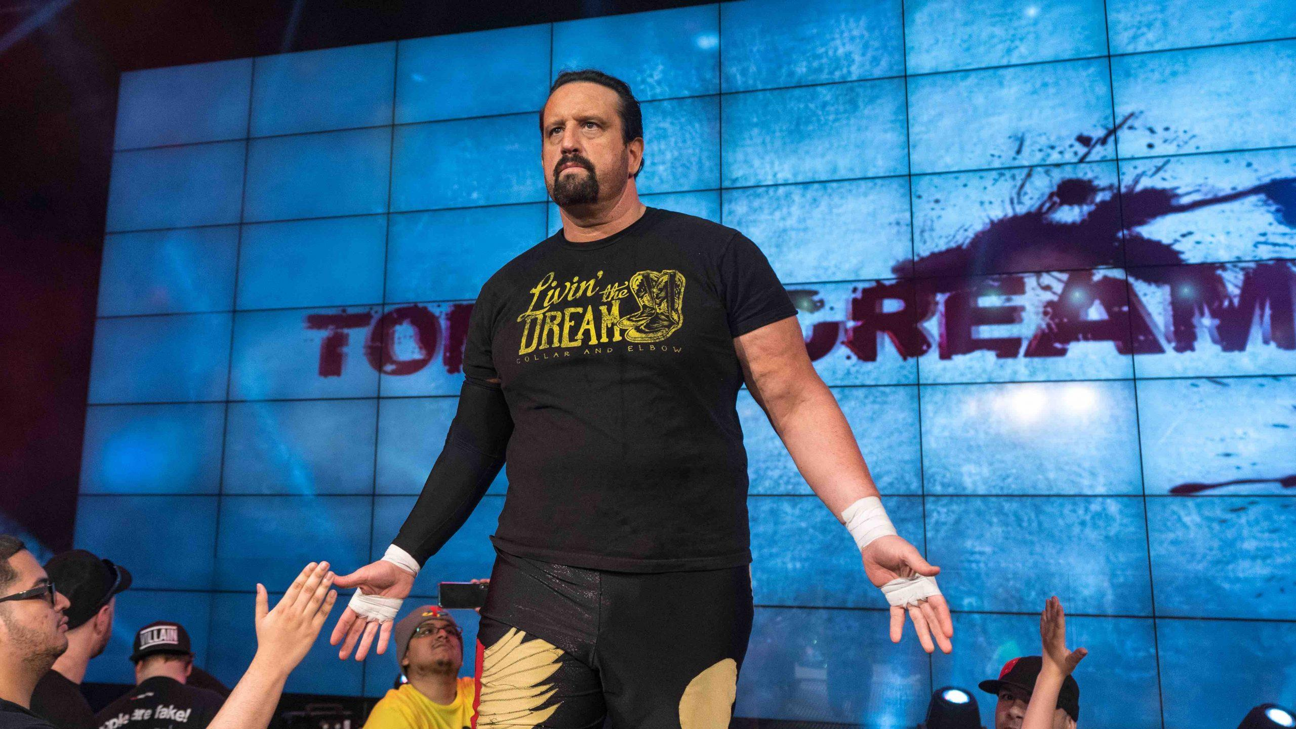 Tommy Dreamer durante su entrada al ring en un evento de TNA Wrestling