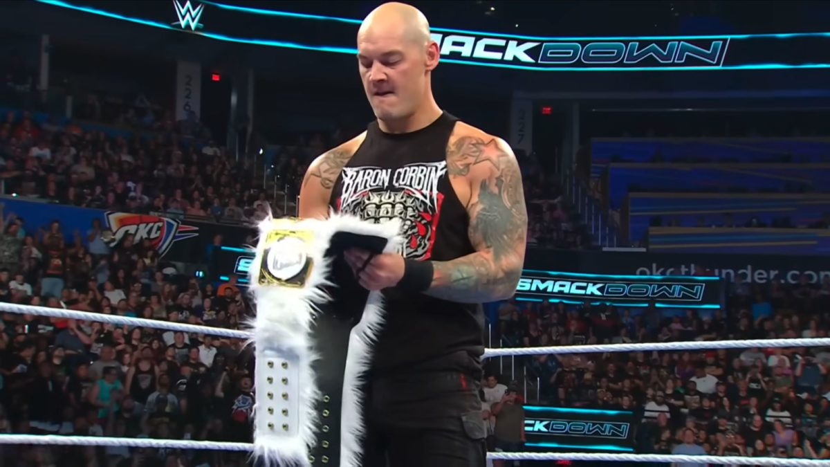 Baron Corbin sostiene el Campeonato de los Estados Unidos tras regresar a WWE durante SmackDown, luego de atacar al campeón Trick Williams y a Carmelo Hayes.