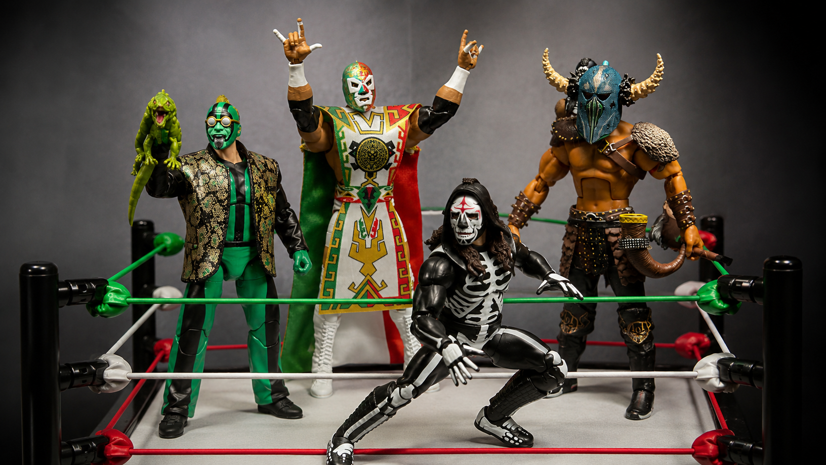 Figuras de acción inspiradas en luchadores de Lucha Libre AAA posan dentro de un cuadrilátero con cuerdas verdes, blancas y rojas.