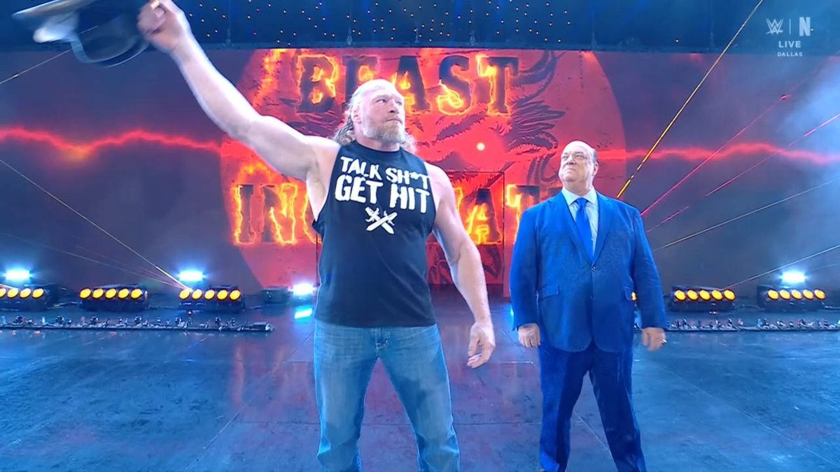 Brock Lesnar levanta el título junto a Paul Heyman durante su entrada en WWE Raw desde Dallas