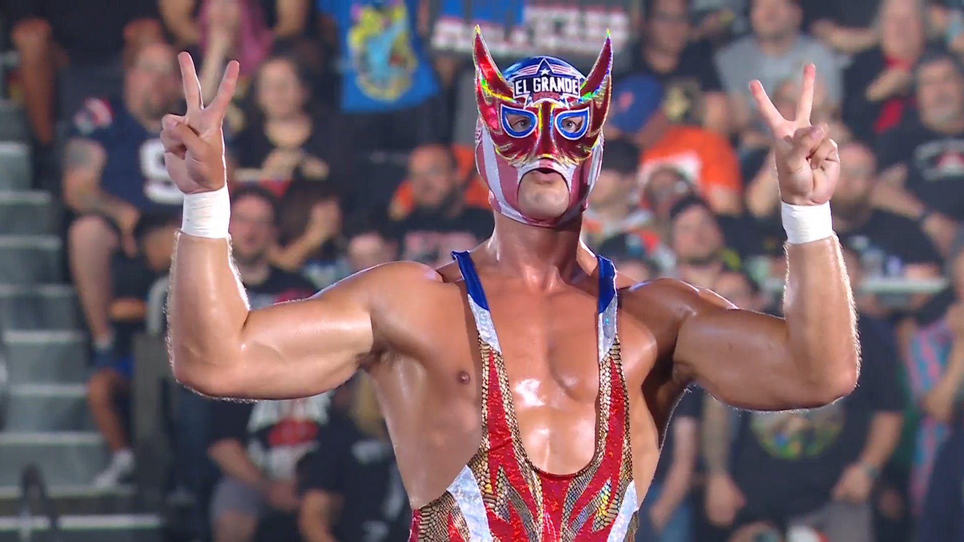 Ludwig Kaiser caracterizado como El Grande Americano realiza su entrada al ring durante un evento de WWE.