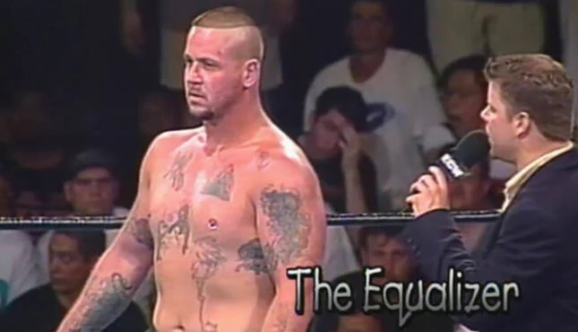 Paul Bykow, conocido como The Equalizer, dentro del ring de ECW