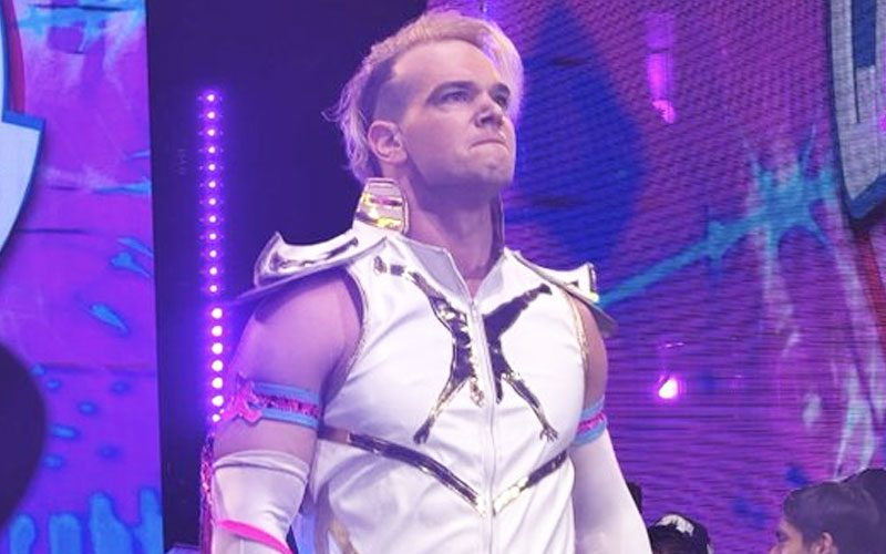 Jack Cartwheel realiza su entrada durante un evento de AAA, vistiendo un atuendo blanco con detalles dorados antes de su regreso a los cuadriláteros.