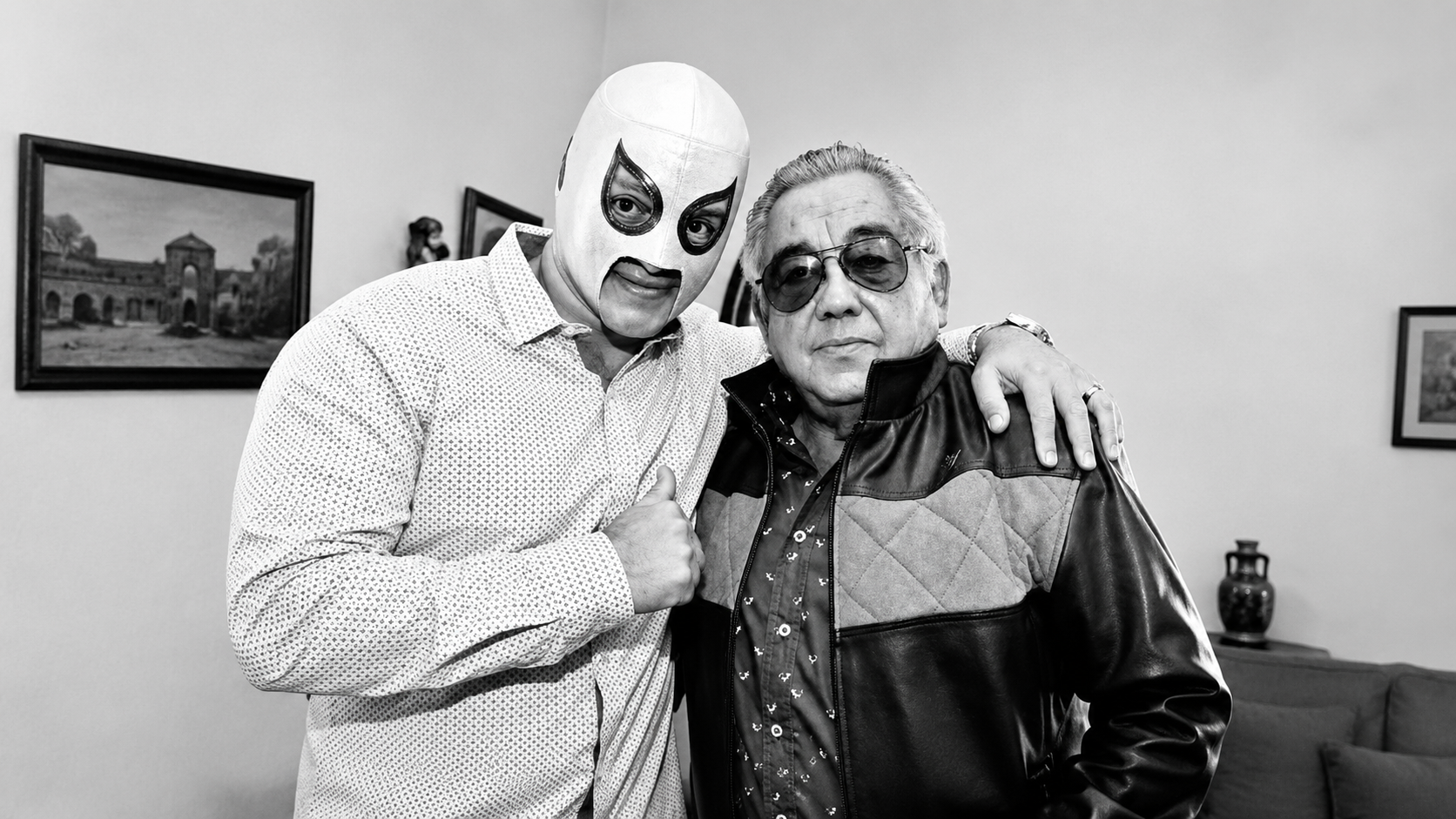 Axel, El Heredero de Plata, posa junto a Héctor Rodolfo Guzmán Rodríguez, hijo de El Santo, en una fotografía en blanco y negro.