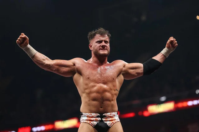 MJF celebra con los brazos en alto durante un evento de AEW