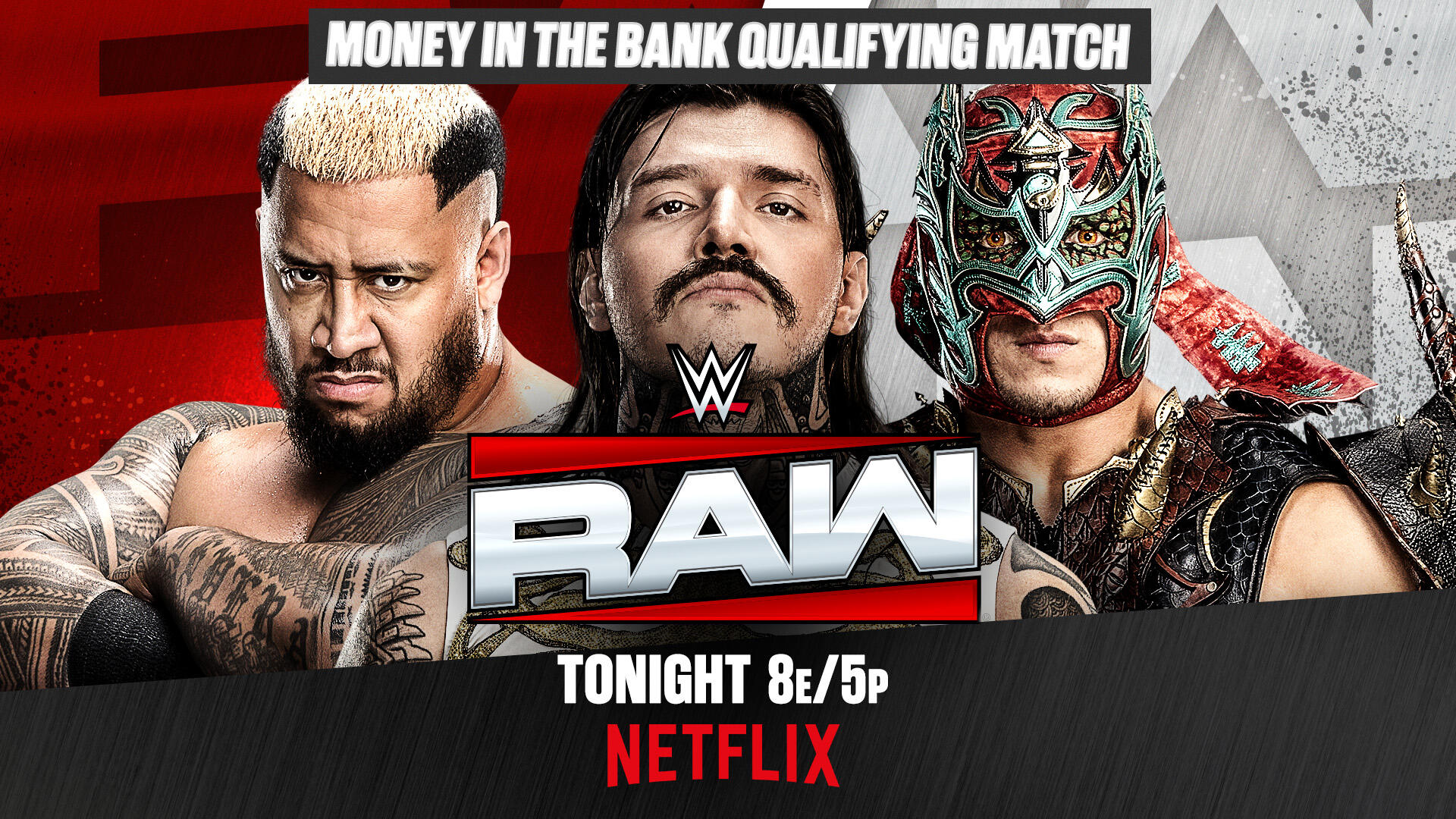 Dominik Mysterio, Dragon Lee y Solo Sikoa en una lucha clasificatoria para Money in the Bank durante WWE RAW.