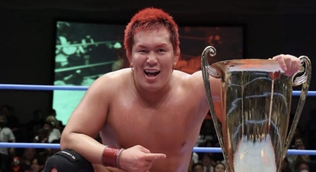 Ryuki Honda posa junto al trofeo tras ganar el AJPW Royal Road Tournament 2026.