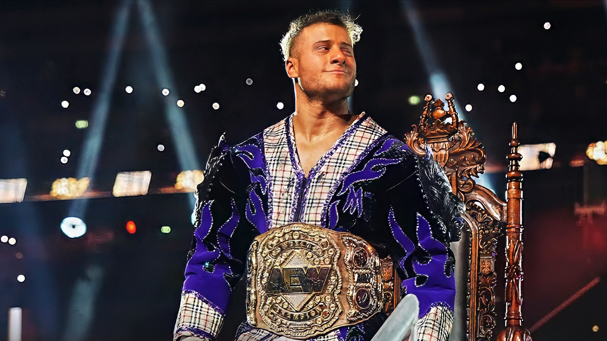 MJF posa con el Campeonato Mundial de AEW durante una presentación de All Elite Wrestling.