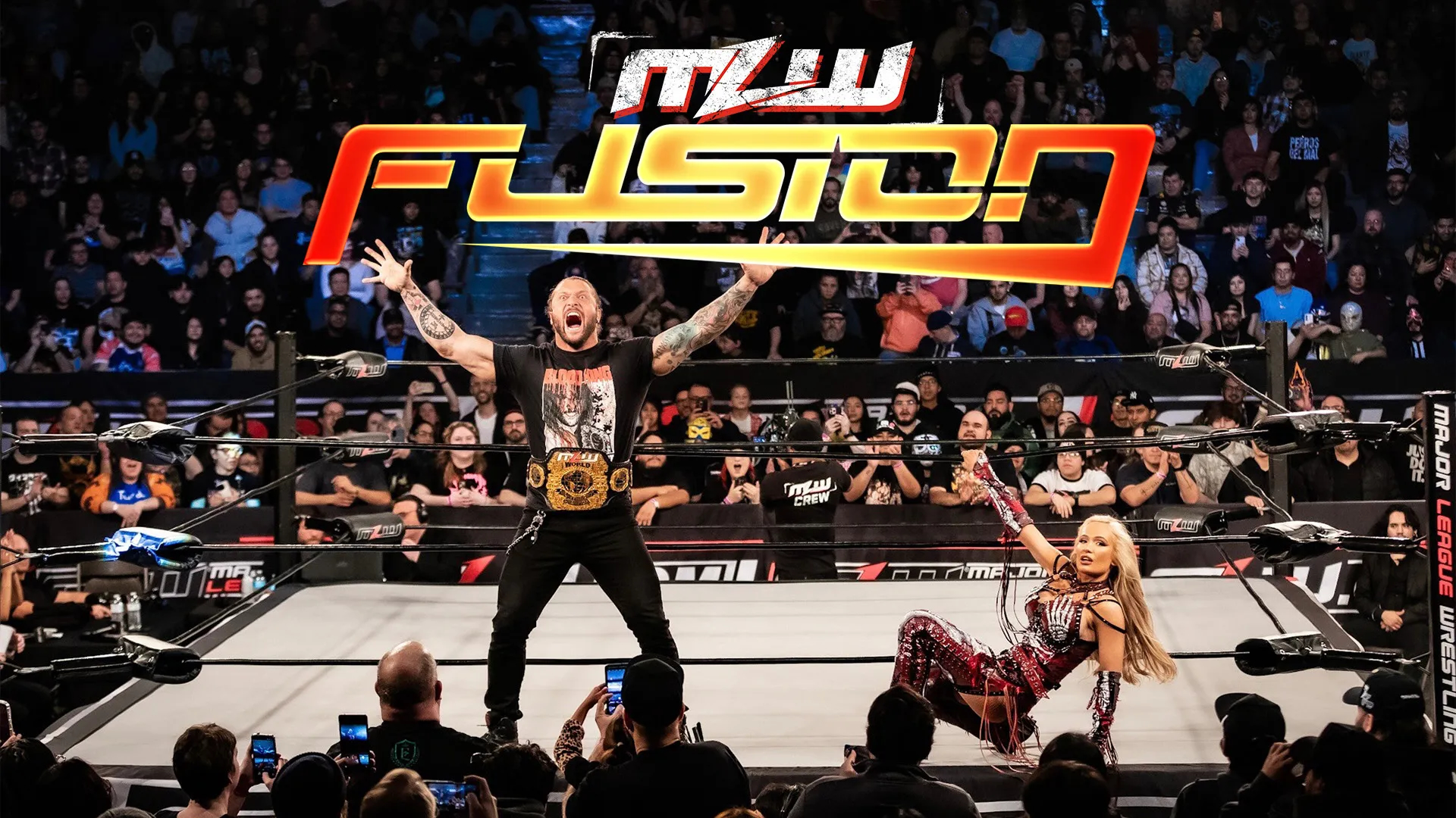 Killer Kross y Scarlett aparecen dentro del cuadrilátero durante una presentación de MLW Fusion.