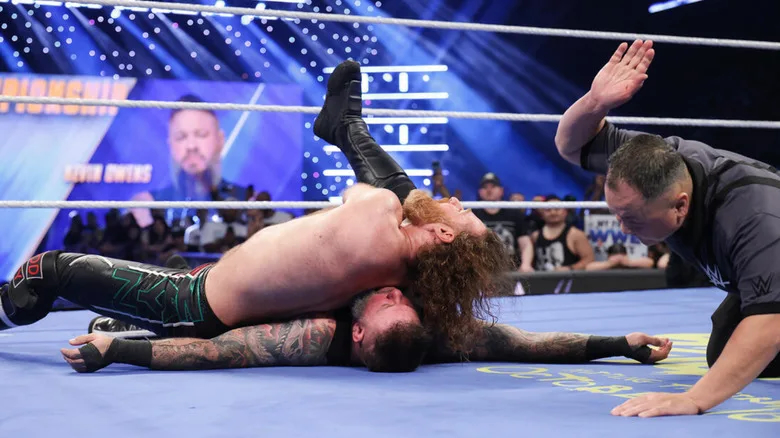 Sami Zayn cubre a Kevin Owens durante la lucha estelar de WWE SmackDown por el Campeonato Indiscutible de WWE.