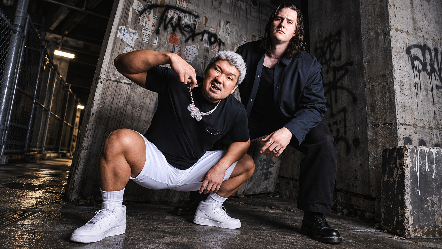 Yuto-Ice y OSKAR, integrantes de Knock Out Brothers, posan juntos antes de buscar recuperar los Campeonatos IWGP en Parejas.