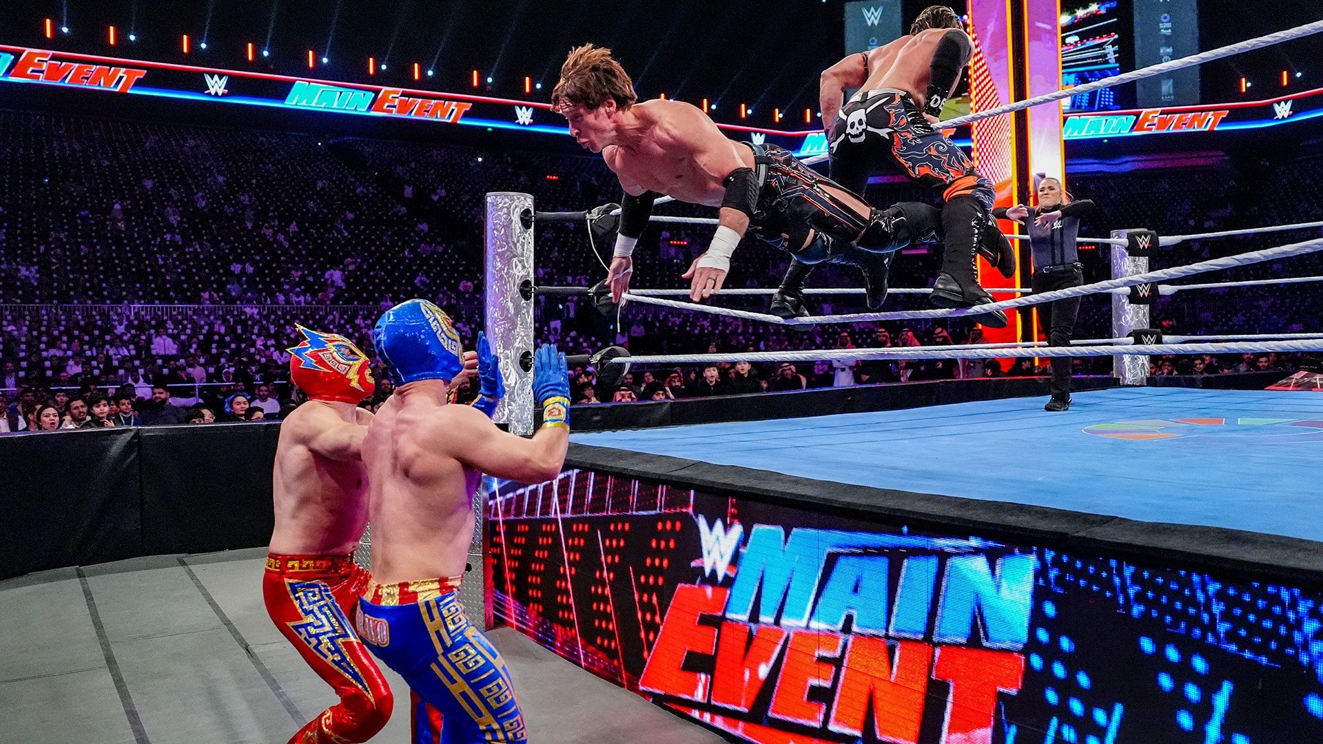 Motor City Machine Guns ejecutan una ofensiva aérea contra Bravo y Rayo durante su combate en WWE Main Event.