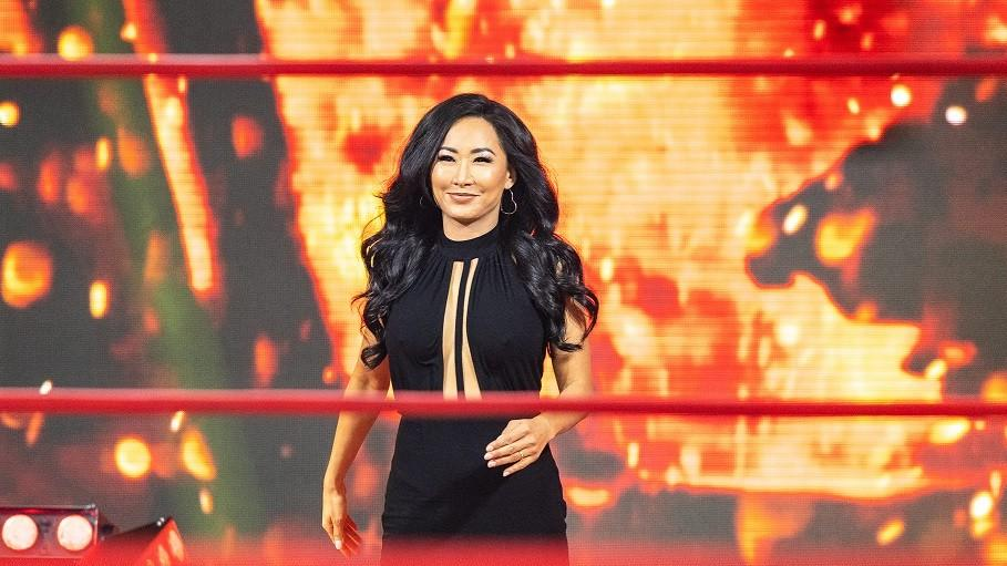 Gail Kim aparece dentro del ring durante una transmisión de TNA Wrestling.