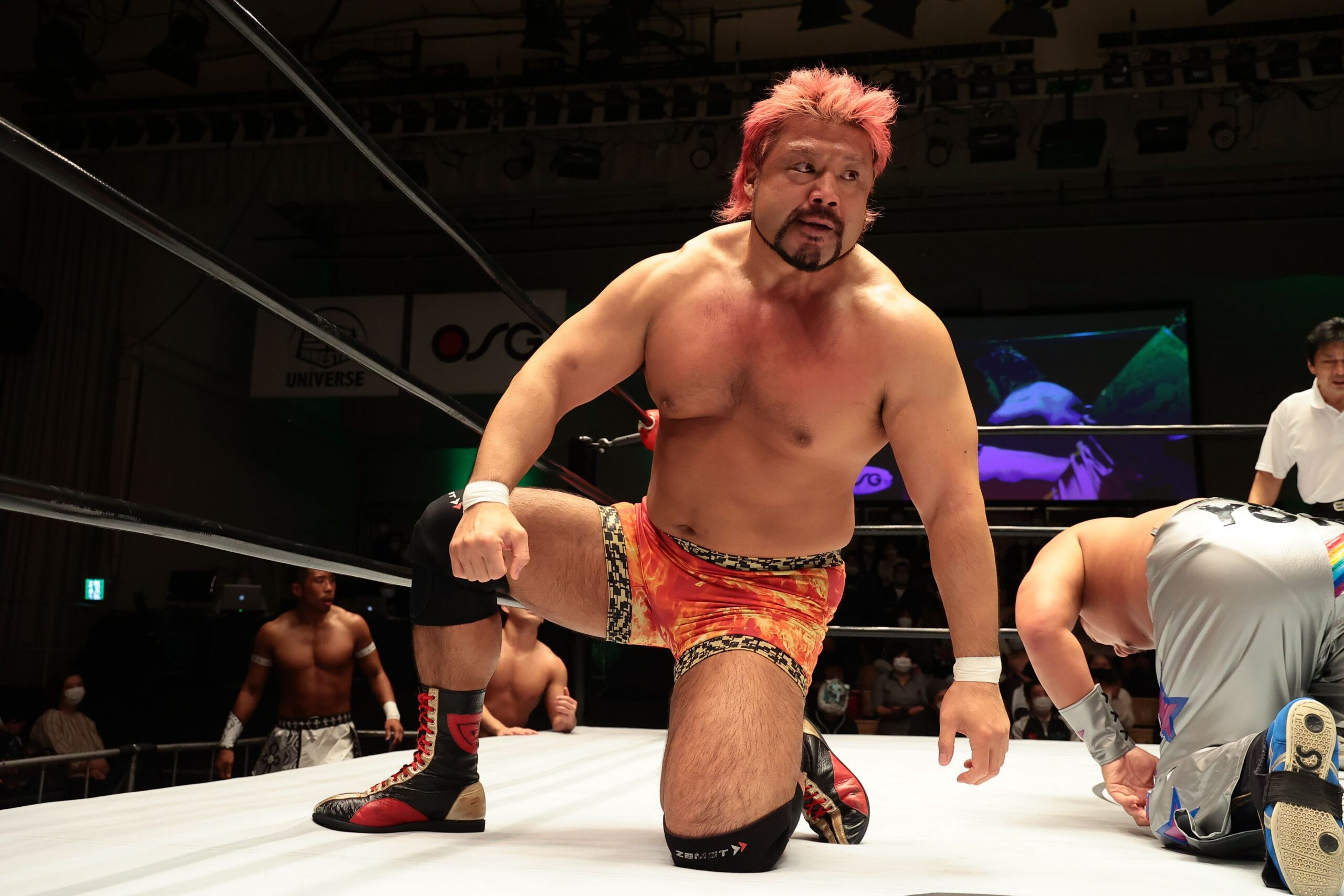 Manabu Soya aparece dentro del cuadrilátero durante una lucha de Pro Wrestling NOAH.