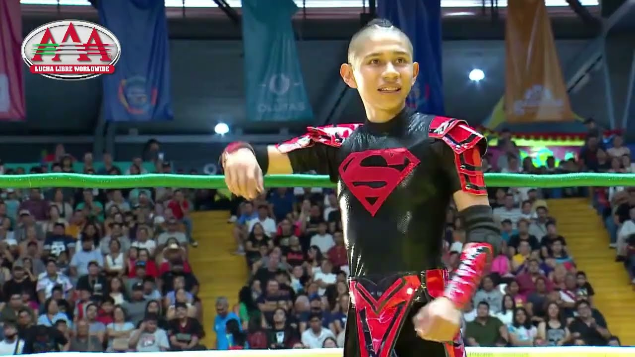 Mini Vikingo aparece dentro del cuadrilátero durante una presentación de Lucha Libre AAA ante el público.