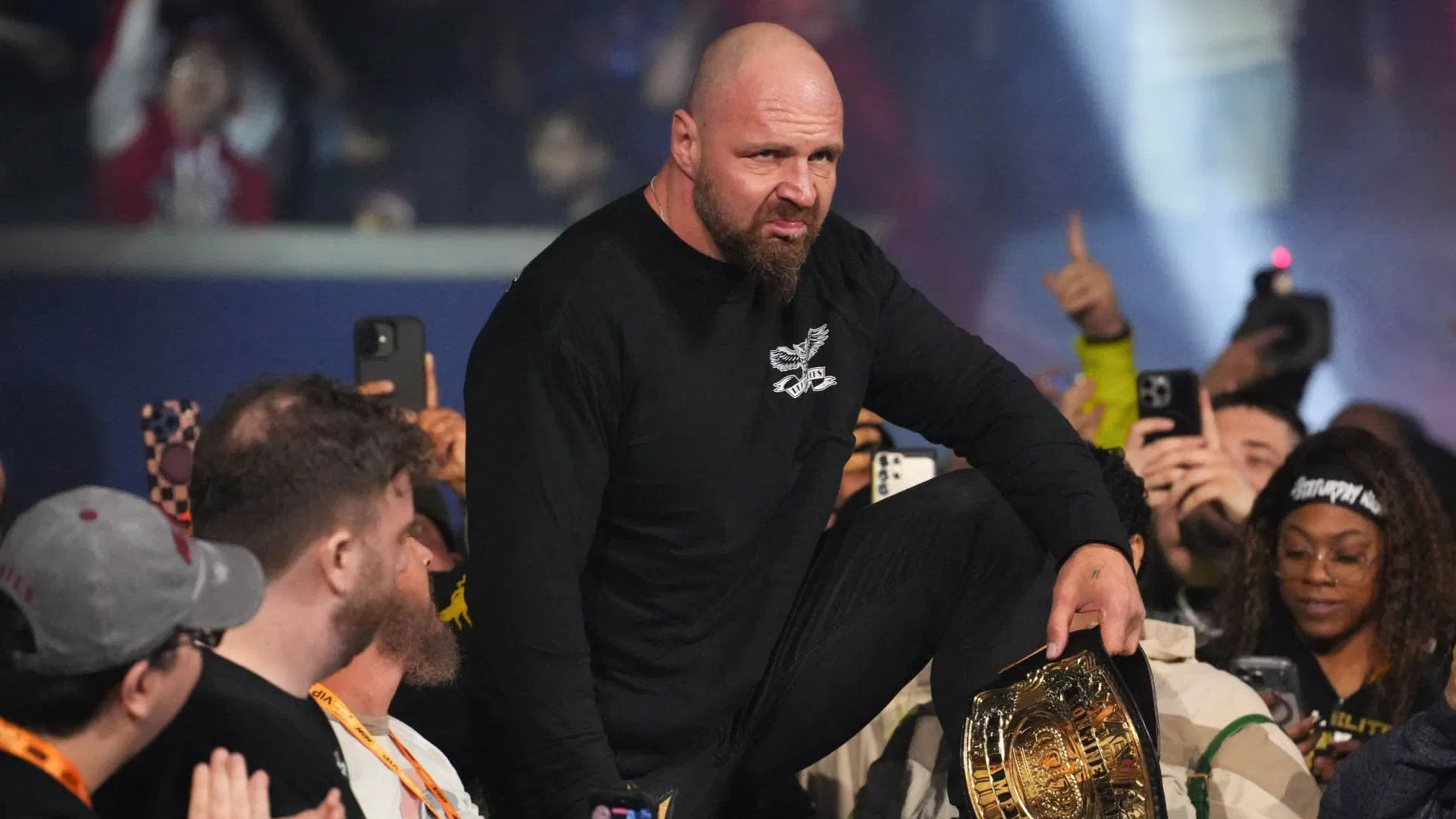 Jon Moxley realiza su entrada entre el público durante un evento de AEW.