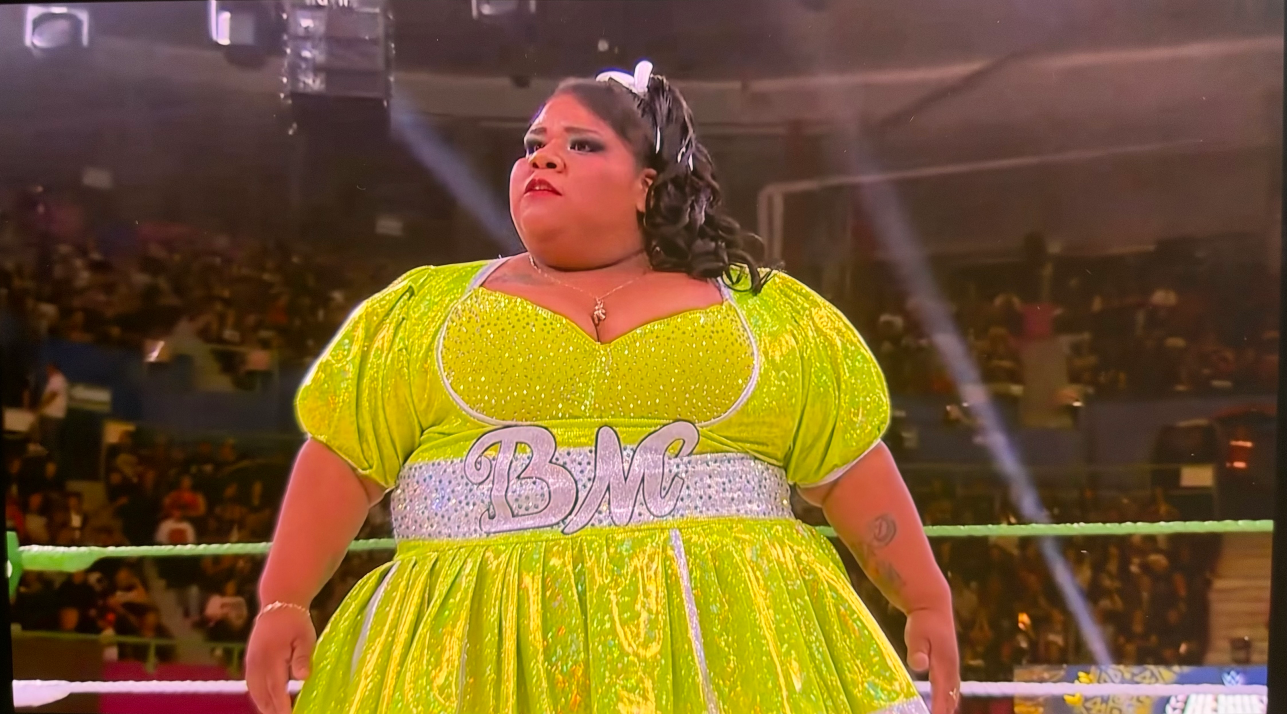 Big Mami con un vestido verde brillante durante su regreso en Héroes Inmortales.