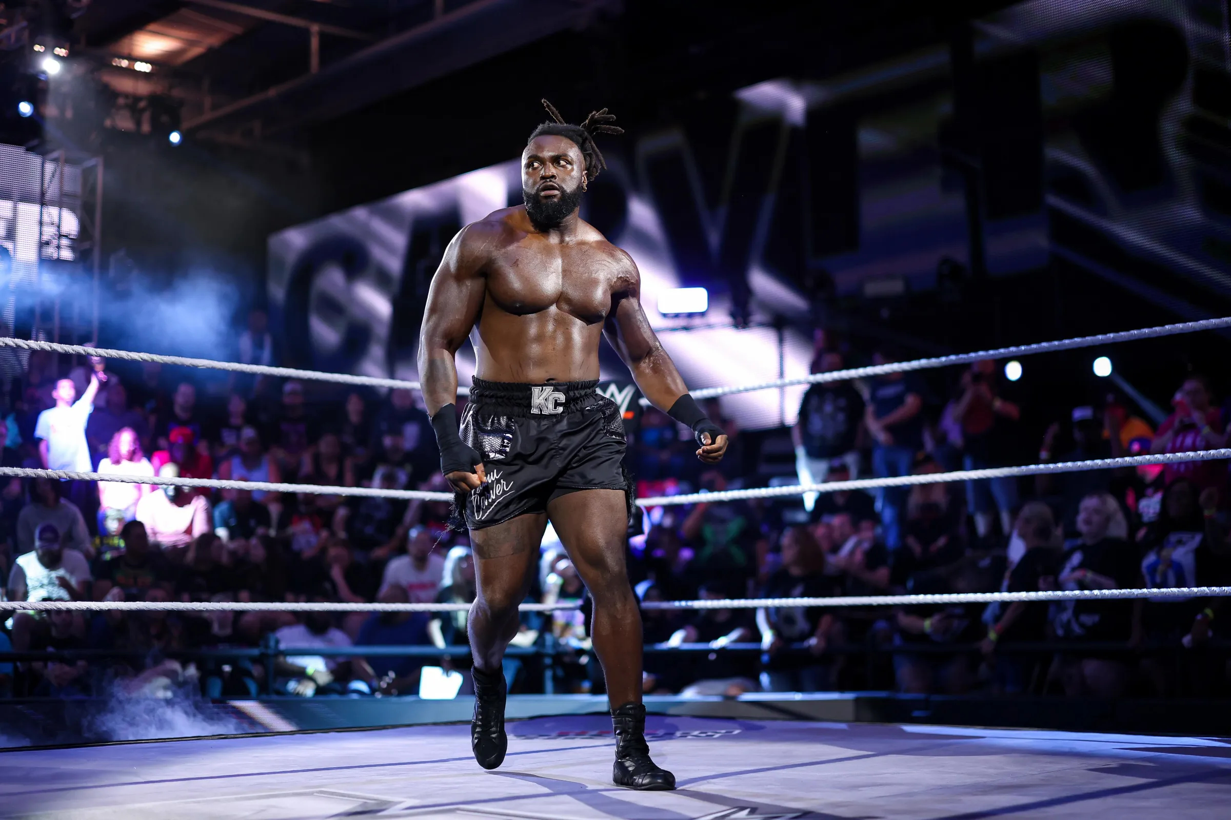 Keanu Carver durante una aparición en WWE NXT dentro del cuadrilátero.
