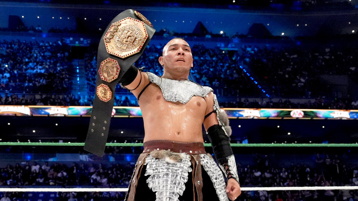 El Hijo del Vikingo levanta el Megacampeonato de Lucha Libre AAA dentro del ring.