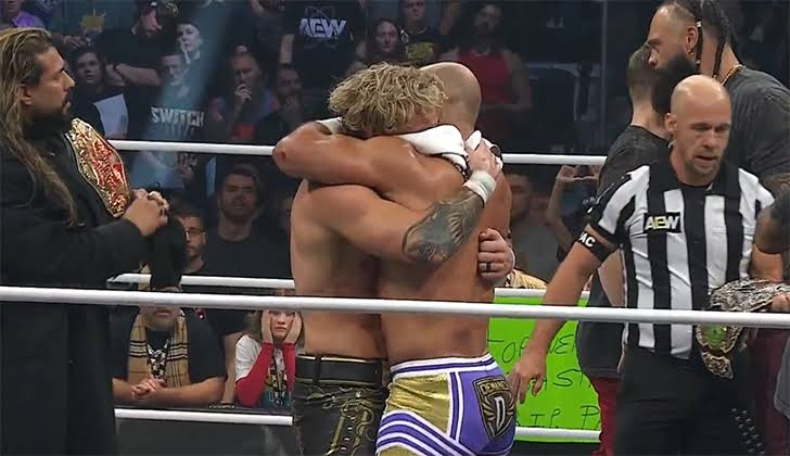 Ricochet y Will Ospreay se abrazan tras su combate en AEW Dynamite durante un momento de homenaje a PAC.